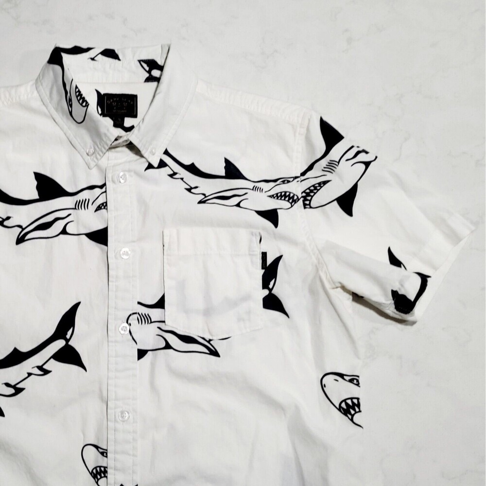 DARK SEAS Division All Over Shark Print Bruce Button Shirt 100% Cotton Small EUC